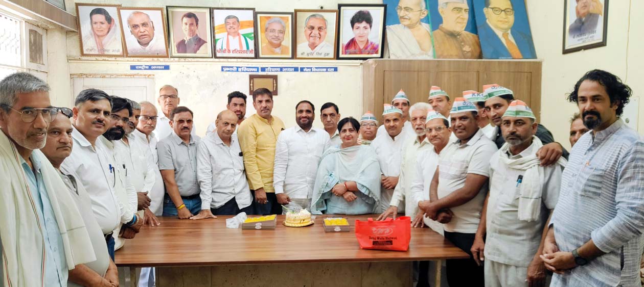 राहुल गांधी का जन्मदिन मनाते कांग्रेस नेता व कार्यकर्ता। राहुल गांधी का जन्मदिन मनाते कांग्रेस नेता व कार्यकर्ता।