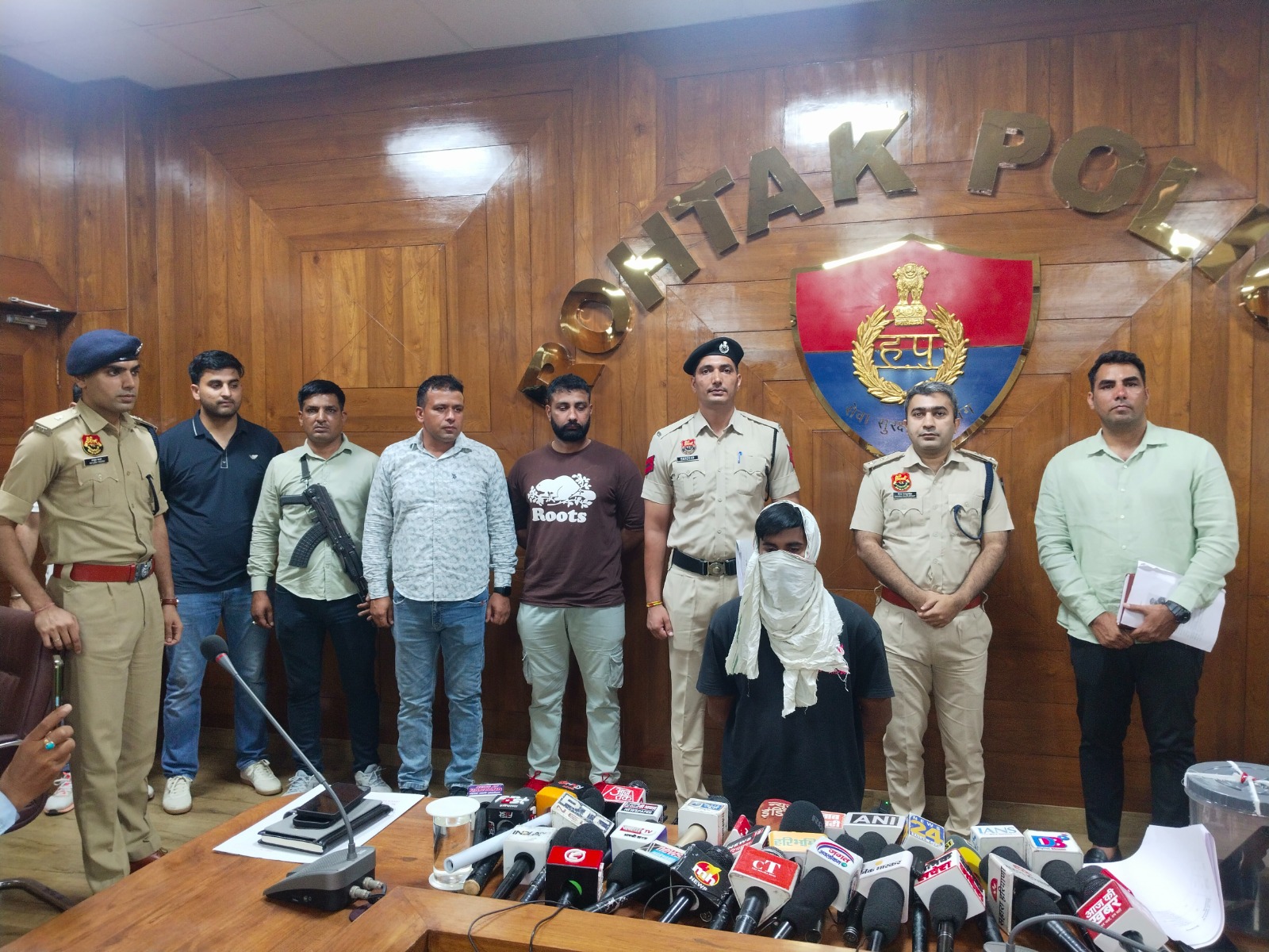 -फोटो कैप्शन 19आरटीके1 : अपराध जांच शाखा द्वारा गिरफ्तार हथियार सप्लायर आरोपी के साथ पुलिस टीम -फोटो कैप्शन 19आरटीके1 : अपराध जांच शाखा द्वारा गिरफ्तार हथियार सप्लायर आरोपी के साथ पुलिस टीम