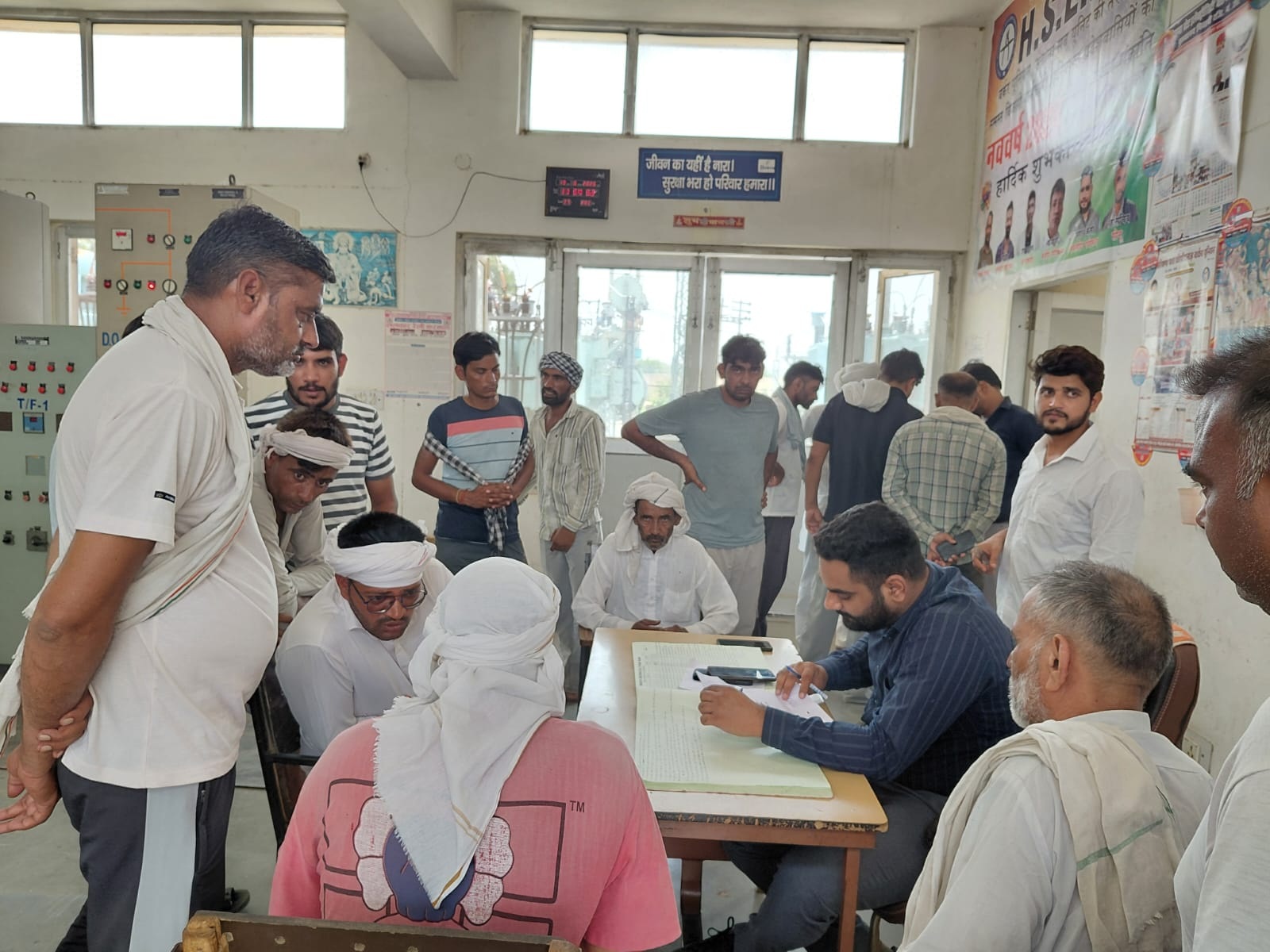 किसानों की समस्या सुनते हुए एसडीओ जोजो तनेजा।