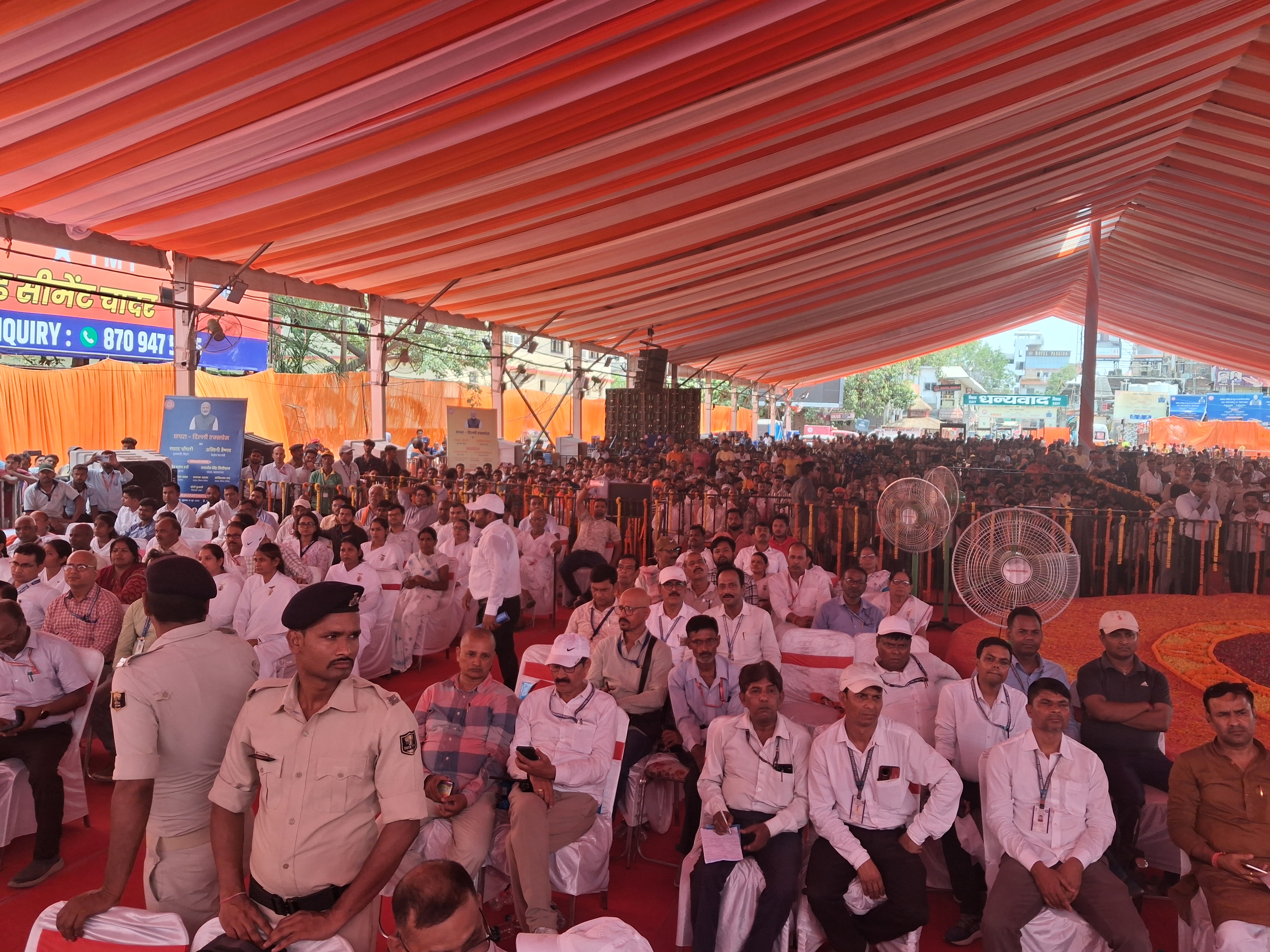 रेल मंत्री अश्विनी वैष्णव और मुख्यमंत्री सम्राट चौधरी ने हरी झंडी दिखाकर ट्रेन को किया रवाना