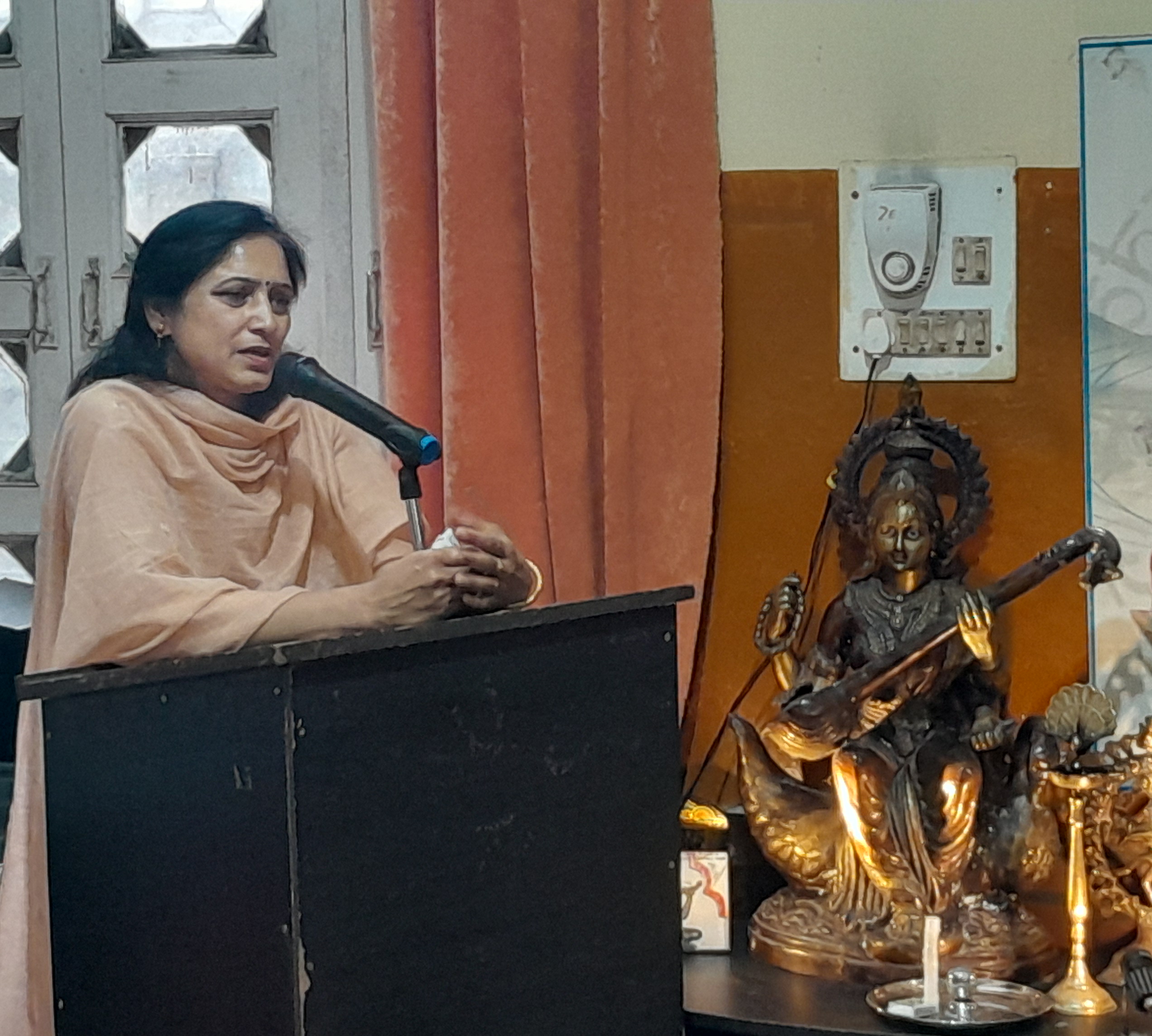 रेवती सैनी संबोधित करते हुए रेवती सैनी संबोधित करते हुए