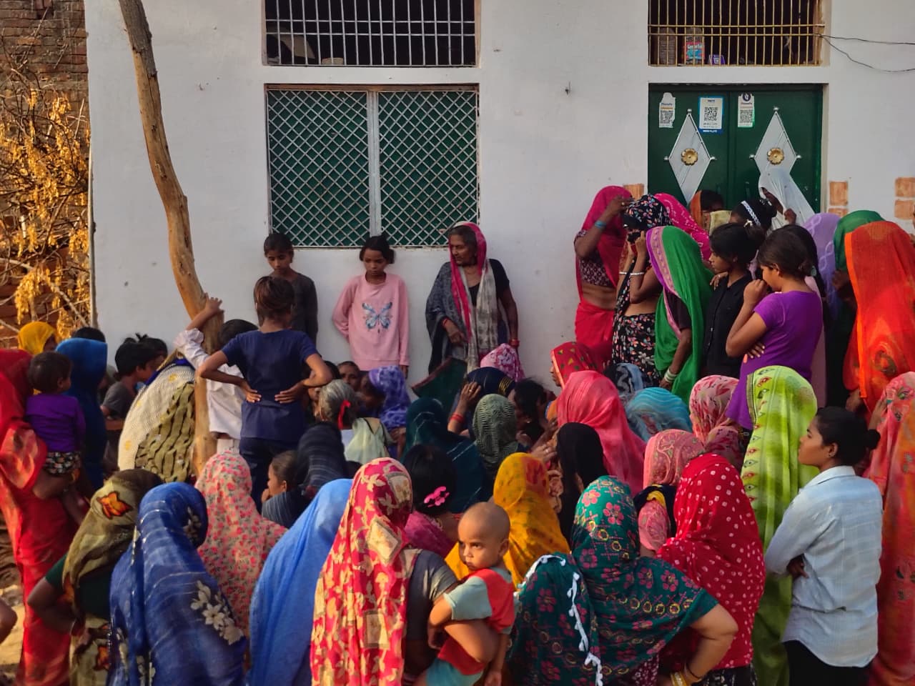 रोते बिलखते परिजन रोते बिलखते परिजन