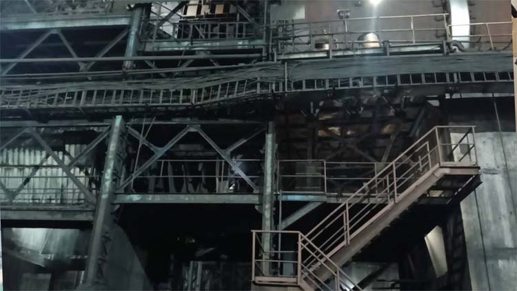 कुसुम स्मेल्टर्स प्लांट में घायल मजदूर कुसुम स्मेल्टर्स प्लांट में घायल मजदूर