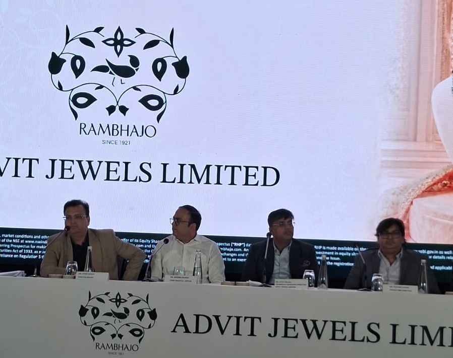 प्रेसवार्ता में अद्वित ज्वेल्स के चेयरमैन एवं प्रबंध निदेशक नितिन गिलारा और अन्य