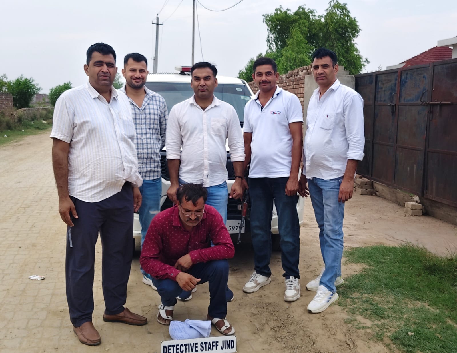 पुलिस गिरफ्त में नशा तस्कर नरेश।