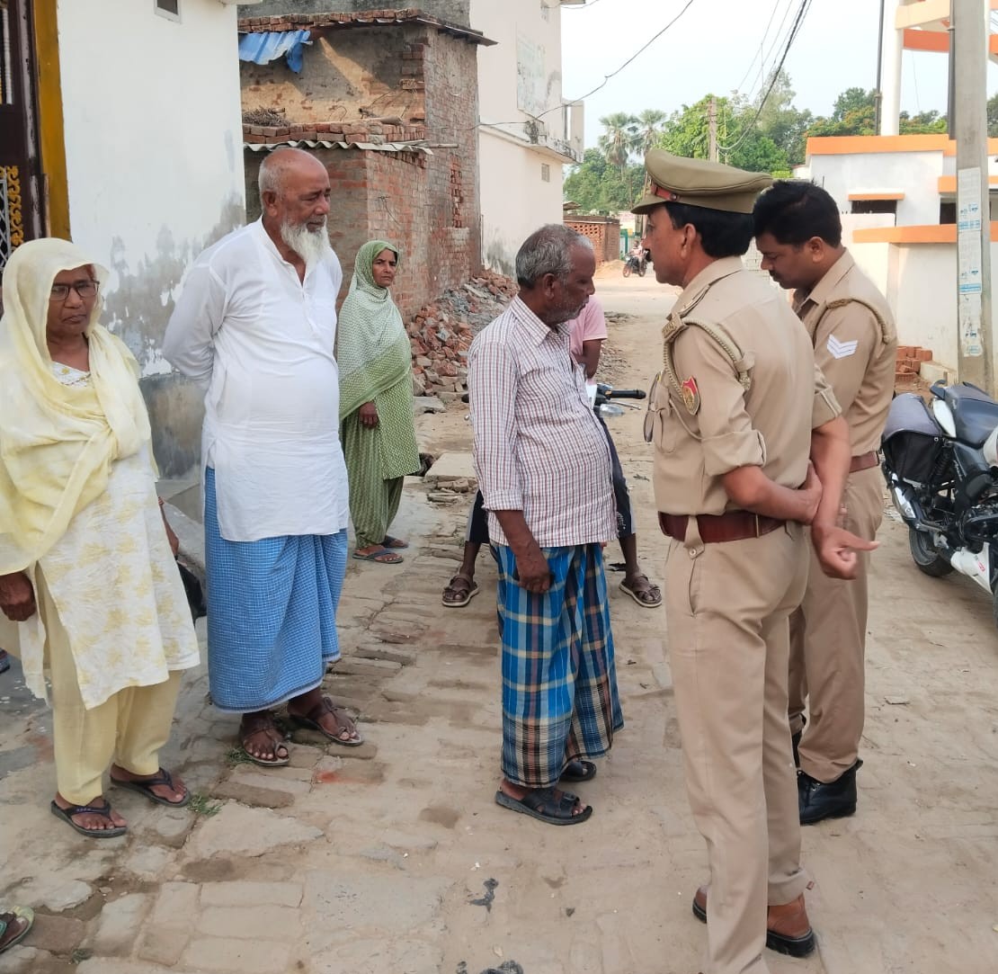 फोटोसंवाद करते पुलिस