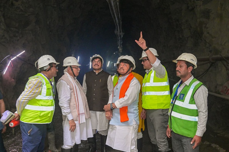 उज्जैन में कान्ह डायवर्शन क्लोज डक्ट परियोजना का निरीक्षण करते हुए मुख्यमंत्री और केन्द्रीय मंत्री उज्जैन में कान्ह डायवर्शन क्लोज डक्ट परियोजना का निरीक्षण करते हुए मुख्यमंत्री और केन्द्रीय मंत्री