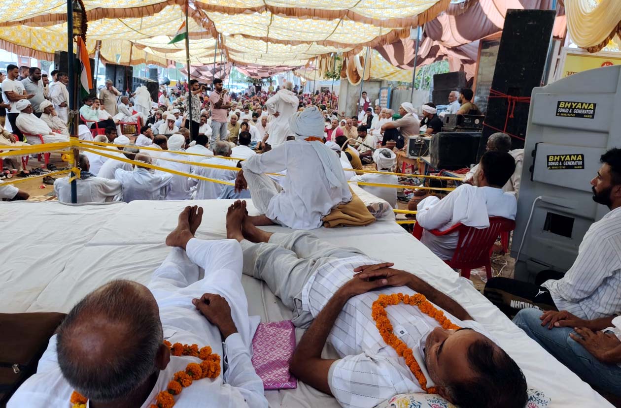 धरनास्थल पर मौजूद अनशनकारी व ग्रामीण।