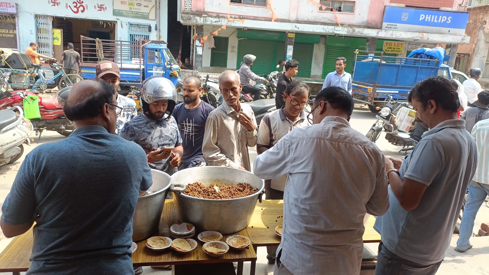 भंडारे में शामिल श्रद्धालु भंडारे में शामिल श्रद्धालु