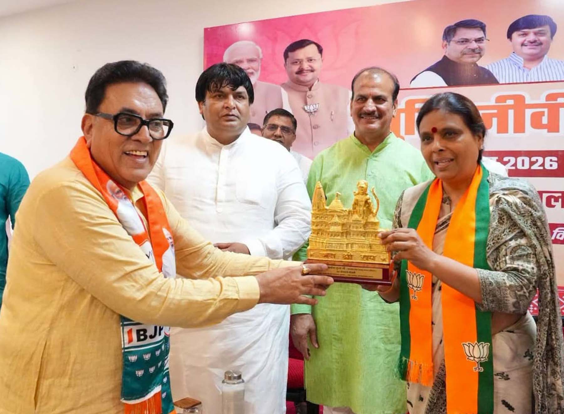 गुरुग्राम स्थित भाजपा कार्यालय में बुद्धिजीवी सम्मेलन में प्रदेश अध्यक्ष डा. अर्चना गुप्ता को स्मृति चिन्ह भेंट करते बोधराज सीकरी।
