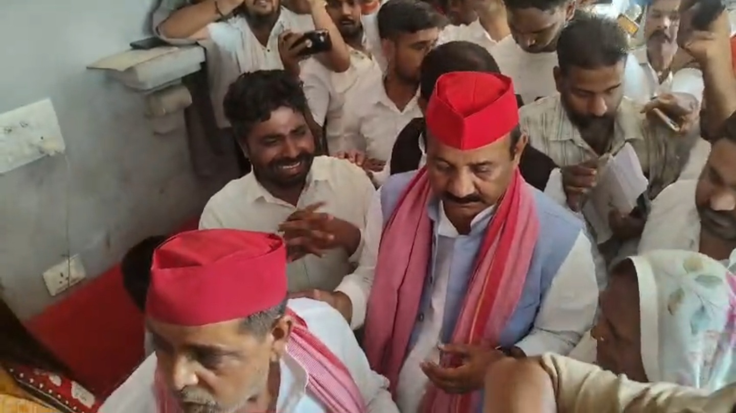 पीड़ित परिवार से मिलते समाजवादी पार्टी के प्रदेश अध्यक्ष श्यामलाल पाल पीड़ित परिवार से मिलते समाजवादी पार्टी के प्रदेश अध्यक्ष श्यामलाल पाल