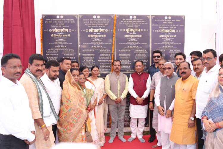 मुख्यमंत्री साय विकास कार्यों का भूमिपूजन एवं लोकार्पण करते हुए मुख्यमंत्री साय विकास कार्यों का भूमिपूजन एवं लोकार्पण करते हुए