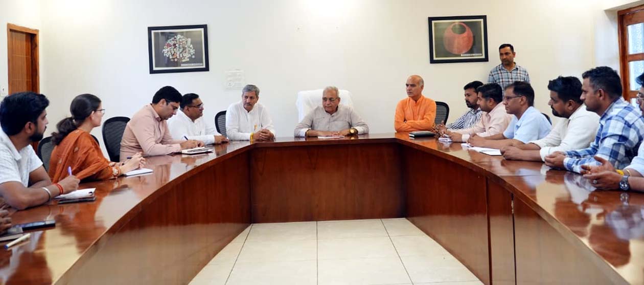 विभागाध्यक्षों के साथ विकास परियोजनाओं तथा जन कार्यों को लेकर चर्चा करते कैबिनेट मंत्री रणबीर गंगवा विभागाध्यक्षों के साथ विकास परियोजनाओं तथा जन कार्यों को लेकर चर्चा करते कैबिनेट मंत्री रणबीर गंगवा