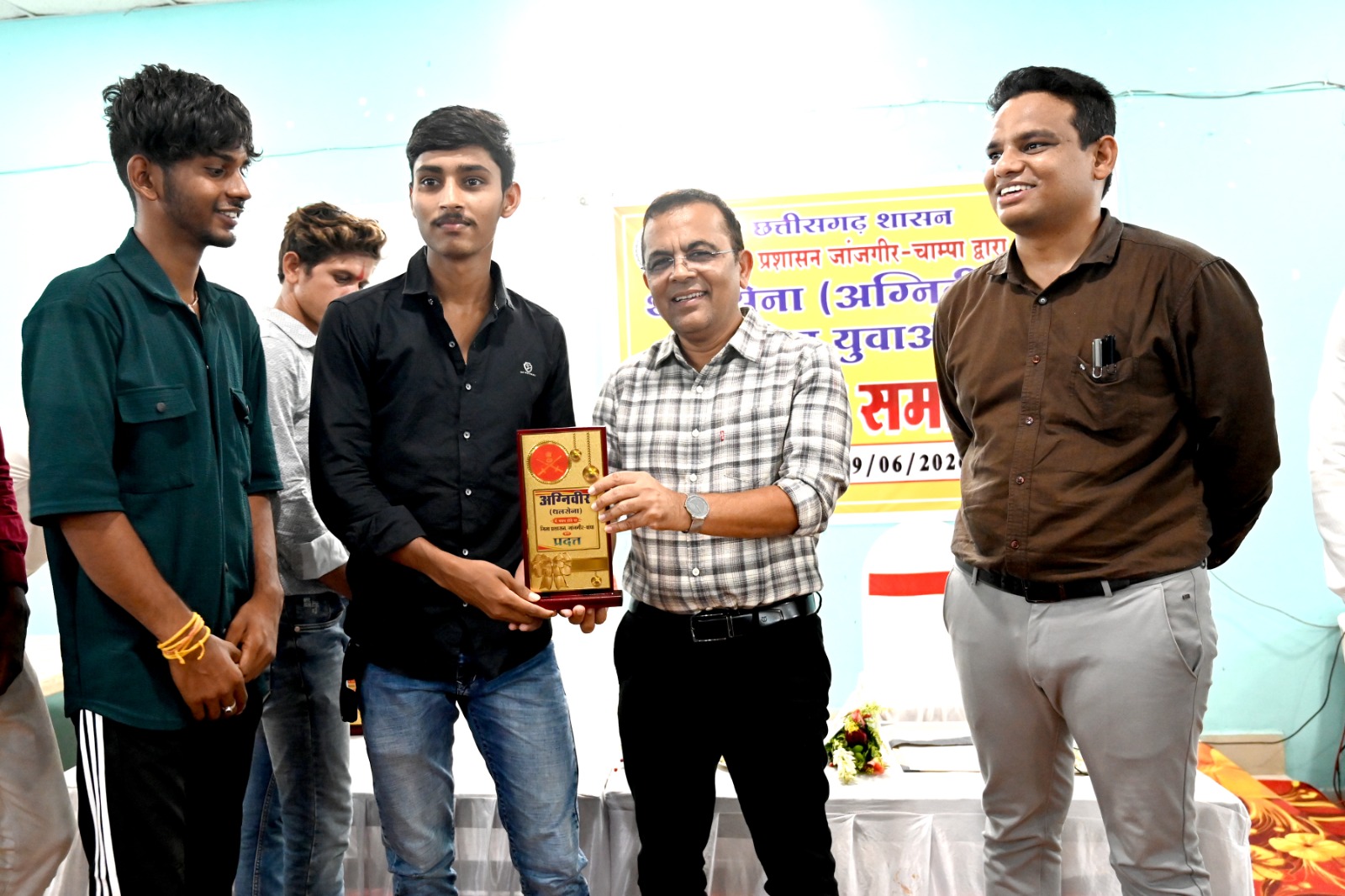 अग्निवीर भर्ती में जांजगीर-चांपा के 175 युवाओं ने लहराया परचम, कलेक्टर ने सम्मानित कर बढ़ाया हौसला अग्निवीर भर्ती में जांजगीर-चांपा के 175 युवाओं ने लहराया परचम, कलेक्टर ने सम्मानित कर बढ़ाया हौसला