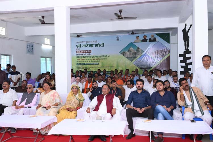 मुख्यमंत्री साय पीएम-किसान योजना की 23वीं किस्त जारी के बाद प्रधानमंत्री का संबाेधन सुनते हुए