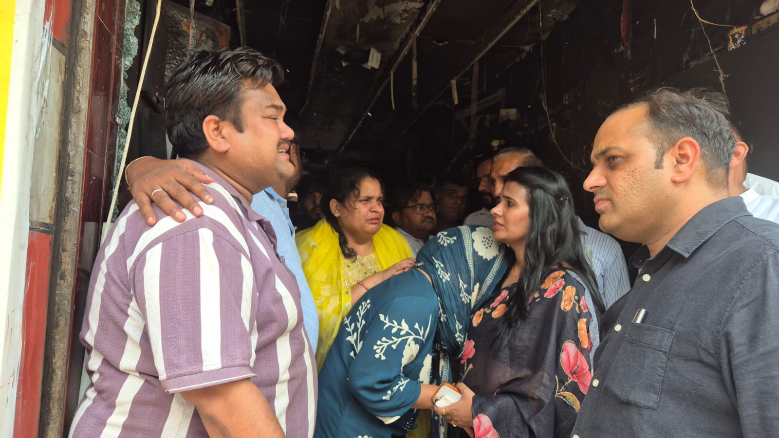 फोटो कैप्शन 20आरटीके1 : शोरूम में लगी आग के बाद घटना स्थल का निरीक्षण करते जिला परिषद चेयरपर्सन मंजू हुड्डा -----------