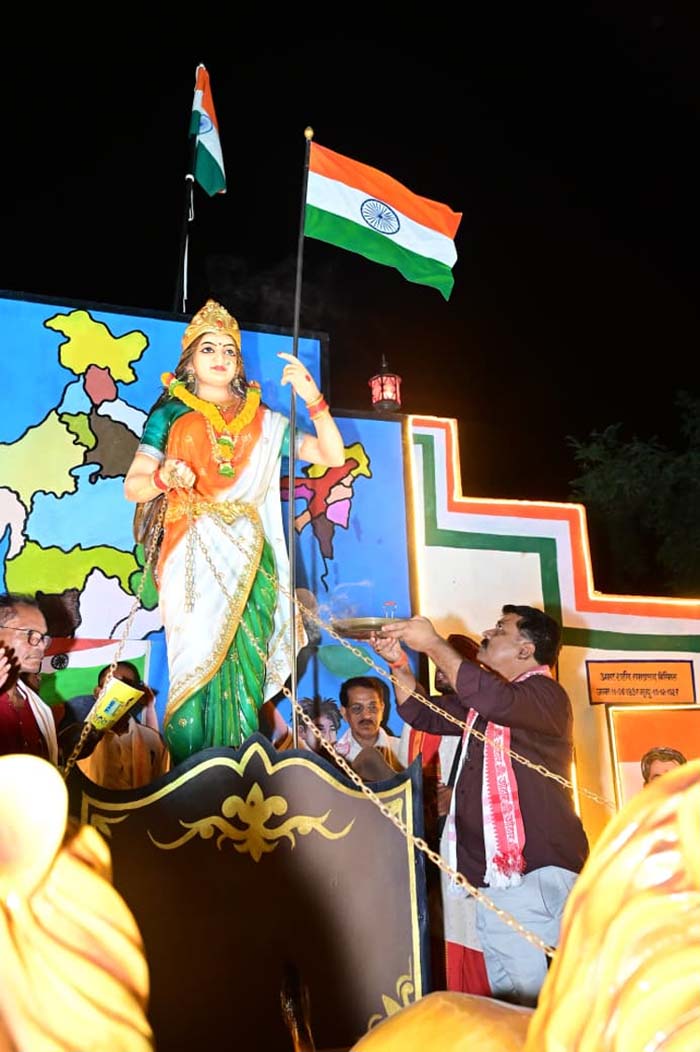 उप मुख्यमंत्री विजय शर्मा भारत माता की प्रतिमा एवं भव्य शहीद स्मारक का लोकार्पण करते हुए