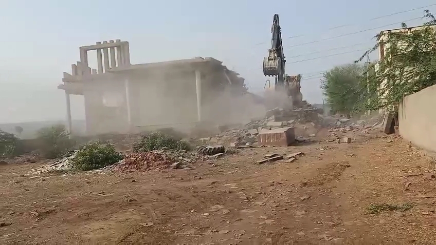 भीलवाड़ा में एमडी ड्रग फैक्ट्री पर चला बुलडोजर चंपापुर की पहाड़ियों में अवैध फार्म हाउस ध्वस्तए करोड़ों के नशे के नेटवर्क की जांच जारी भीलवाड़ा में एमडी ड्रग फैक्ट्री पर चला बुलडोजर चंपापुर की पहाड़ियों में अवैध फार्म हाउस ध्वस्तए करोड़ों के नशे के नेटवर्क की जांच जारी