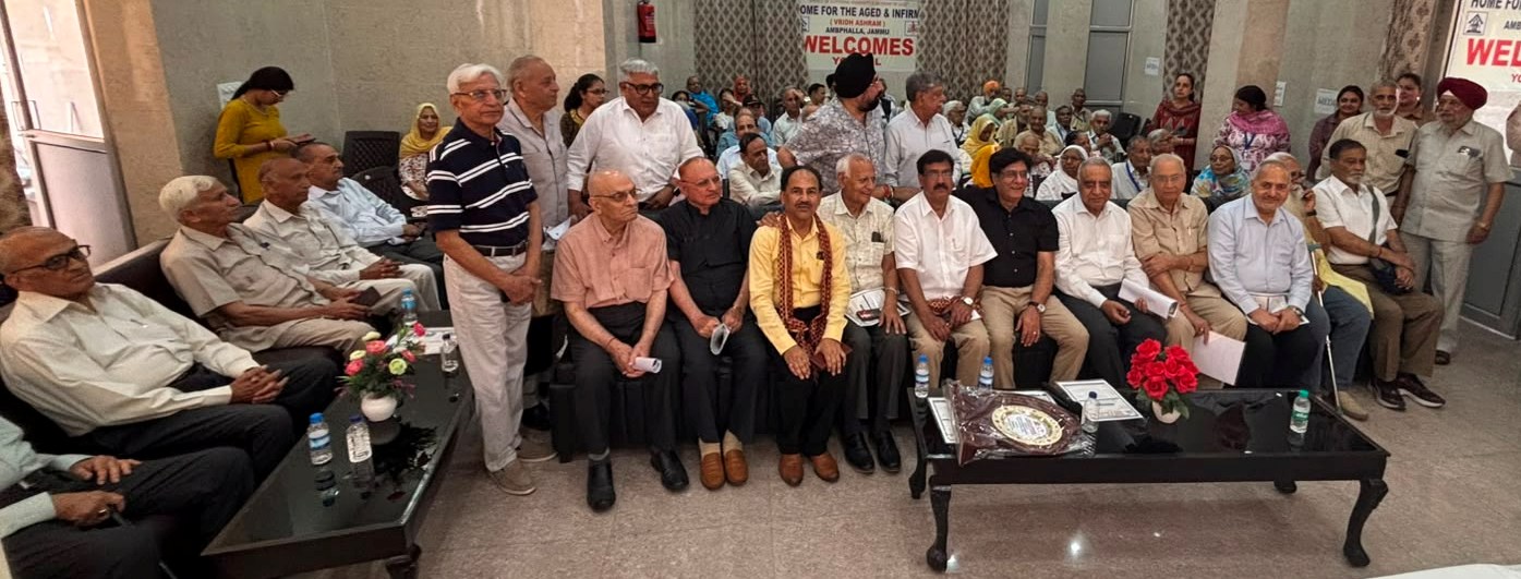 वरिष्ठ नागरिकों के कल्याण हेतु सहायता राशि भेंट की वरिष्ठ नागरिकों के कल्याण हेतु सहायता राशि भेंट की
