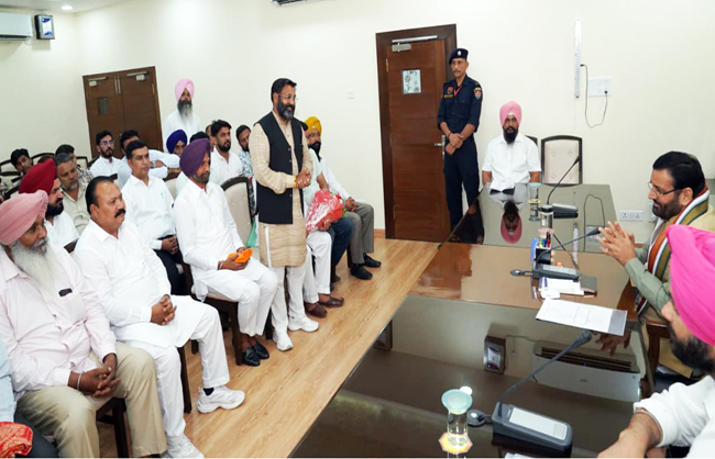 पंजाब से आए जनप्रतिनिधियाें से बैठक करते मुख्यमंत्री नायब सैनी पंजाब से आए जनप्रतिनिधियाें से बैठक करते मुख्यमंत्री नायब सैनी