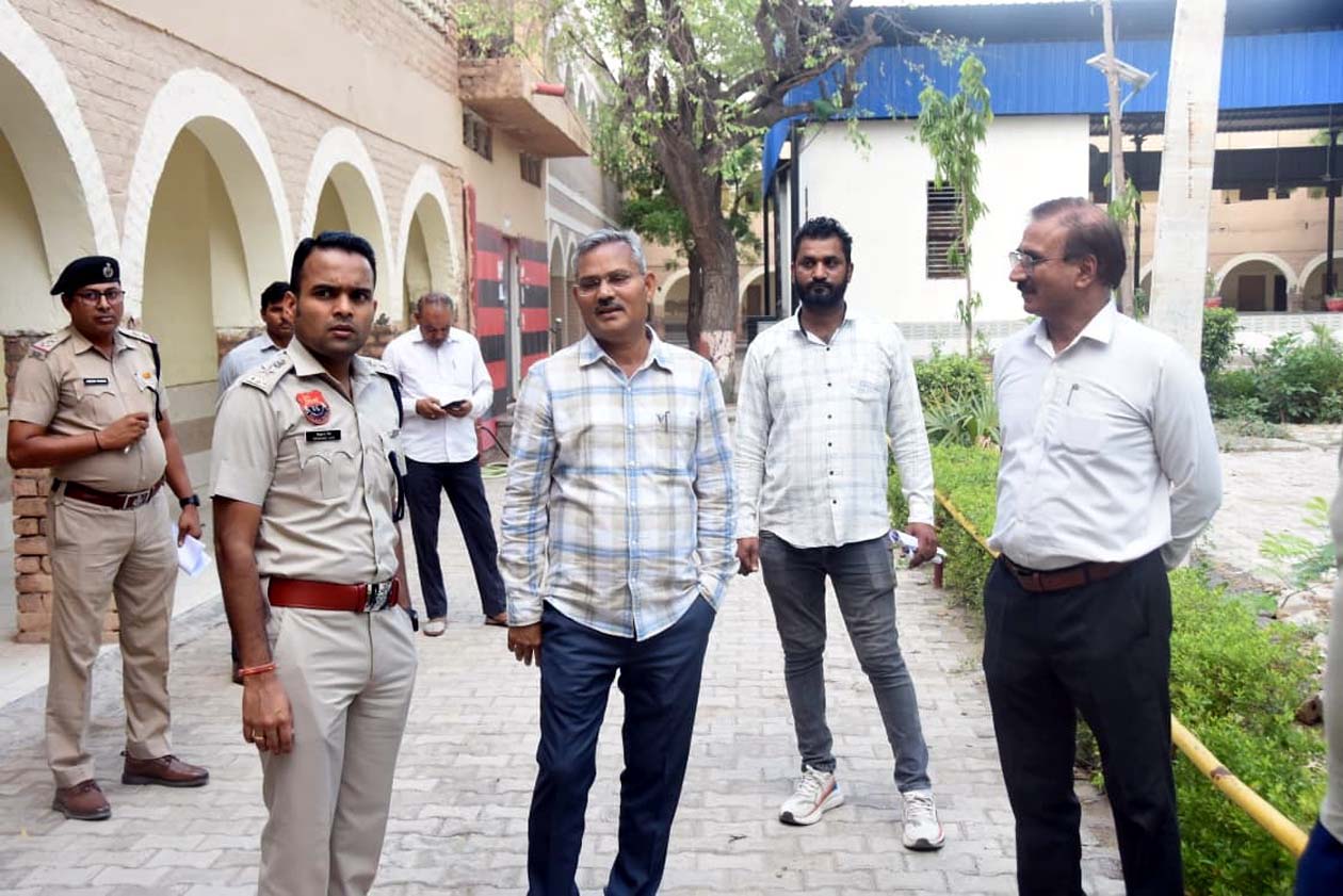 परीक्षा केंद्रों का दौरा कर तैयारियों का जायजा लेते उपायुक्त महेंद्र पाल व पुलिस अधीक्षक सिद्धांत जैन।