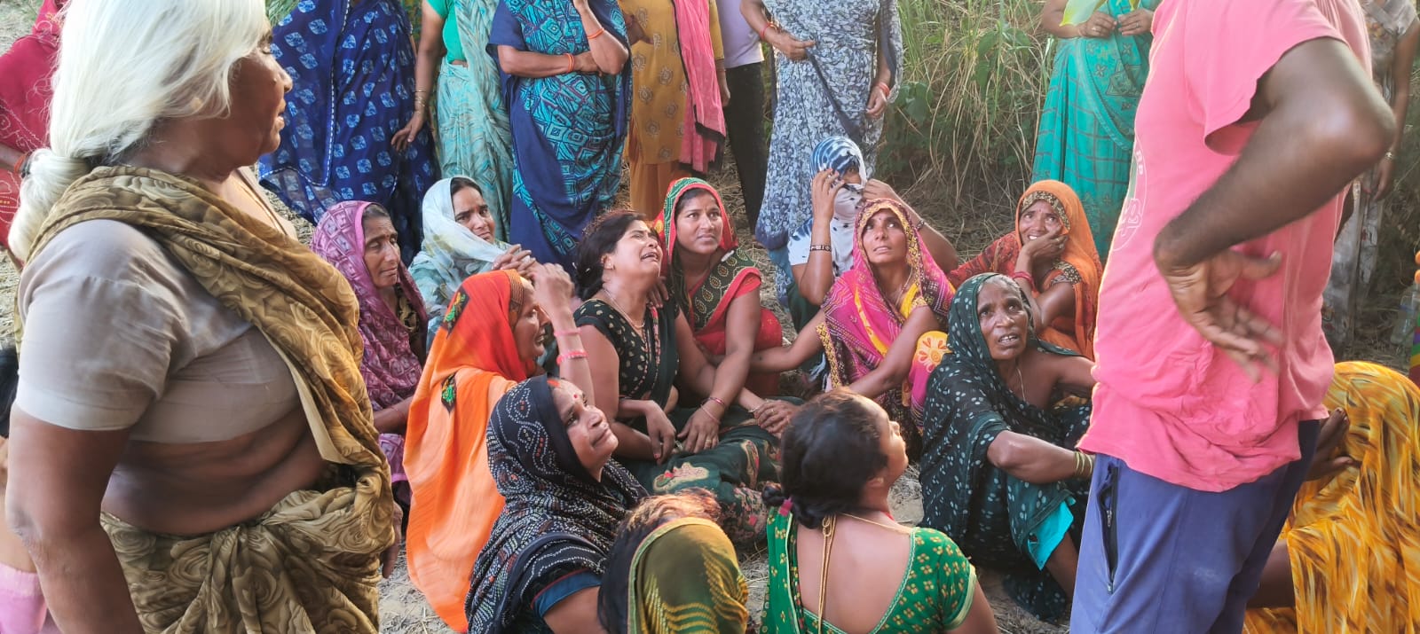 रोते बिलखते परिजन रोते बिलखते परिजन