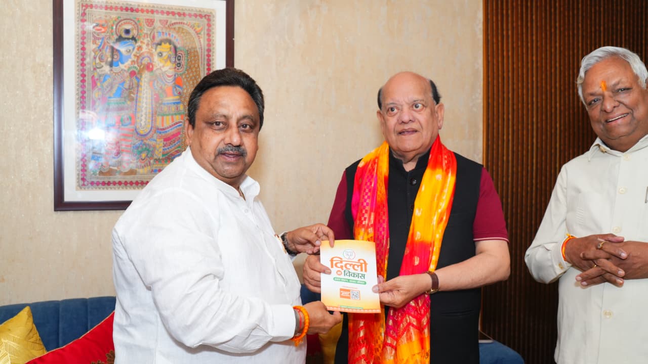 चांदनी चौक से सांसद प्रवीन खंडेलवाल ने घर-घर सम्पर्क अभियान में तहत लोगों से मिलते हुए।