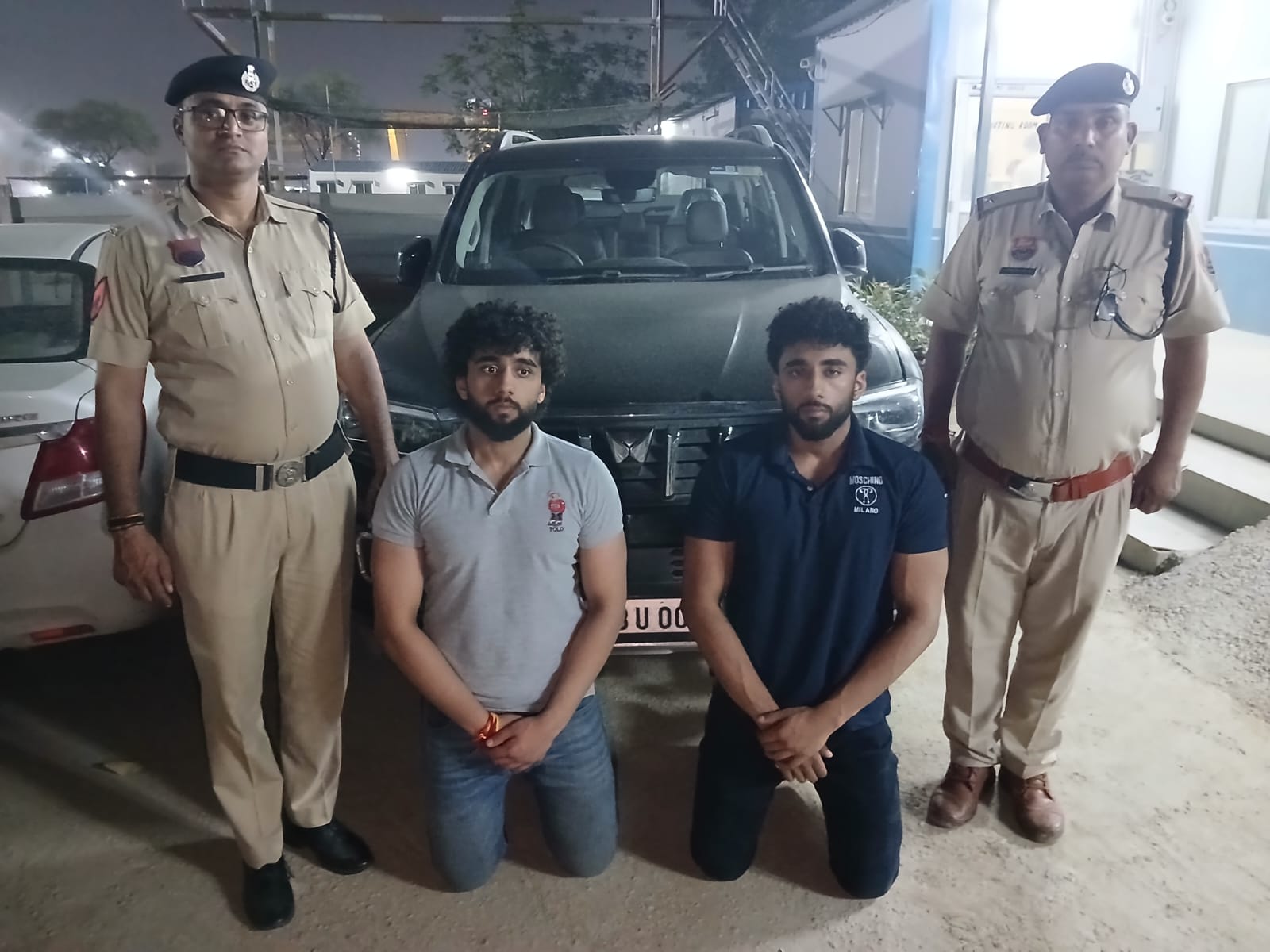पुलिस की गिरफ्त में गाड़ी पर हमला करने के आरोपी।
