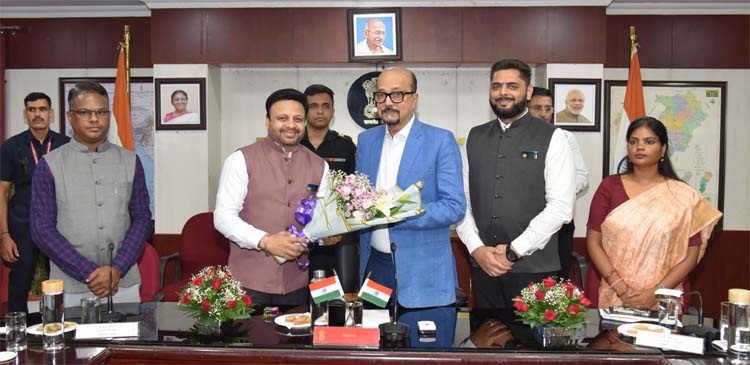 राज्यपाल रमेन डेका से रोटरी क्लब ग्रेटर रायपुर के सदस्यों ने सौजन्य मुलाकात की
