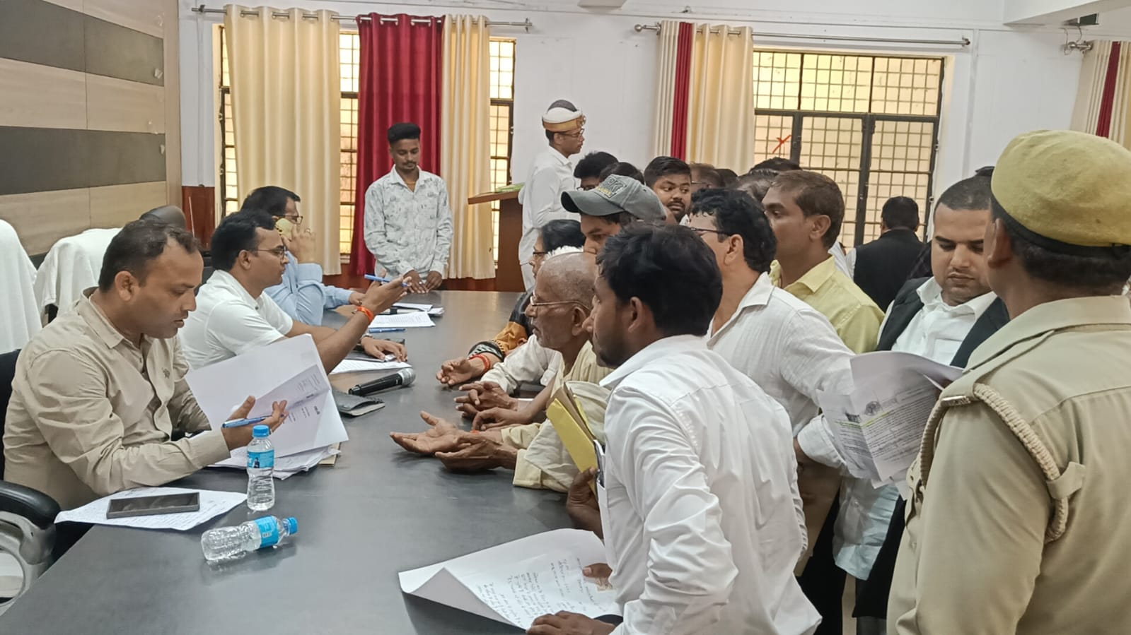 20 मामलों का मौके पर निस्तारण, जमीन विवाद, बाउंड्रीवाल व टैक्स की शिकायतें रहीं प्रमुख* 20 मामलों का मौके पर निस्तारण, जमीन विवाद, बाउंड्रीवाल व टैक्स की शिकायतें रहीं प्रमुख*
