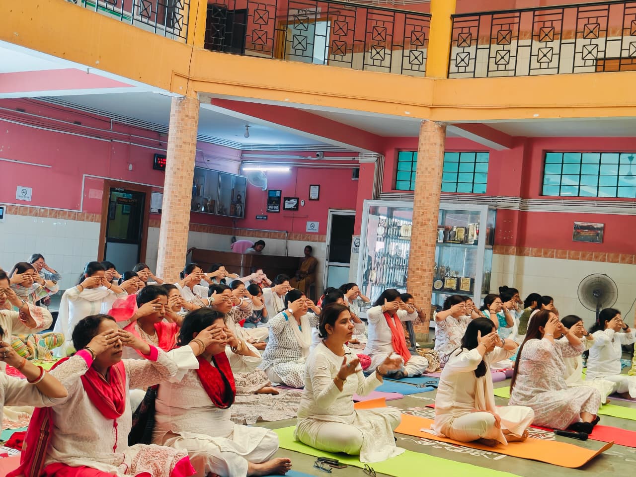 योग करते शिक्षक योग करते शिक्षक