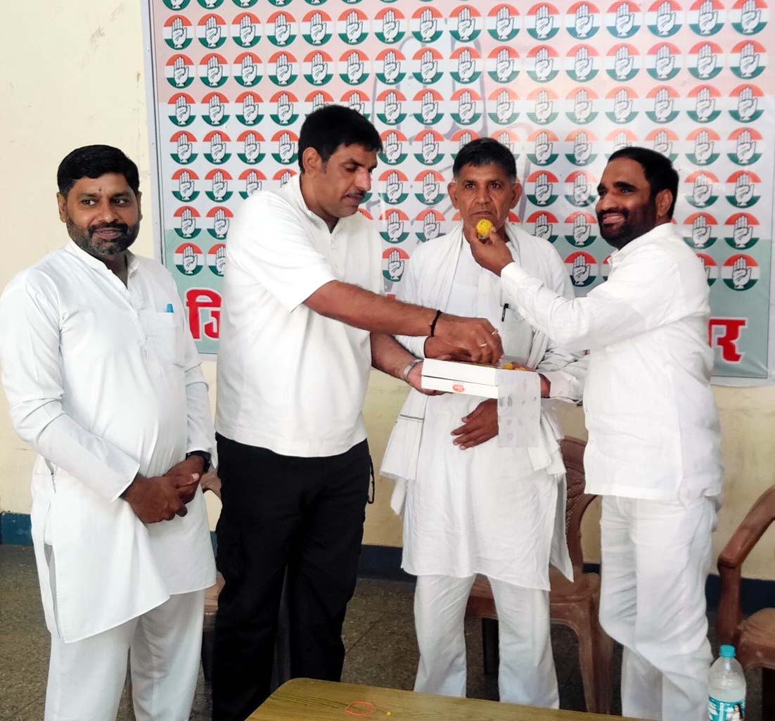 नवनियुक्त ब्लॉक अध्यक्ष का स्वागत करते जिला अध्यक्ष बृजलाल एवं अन्य।