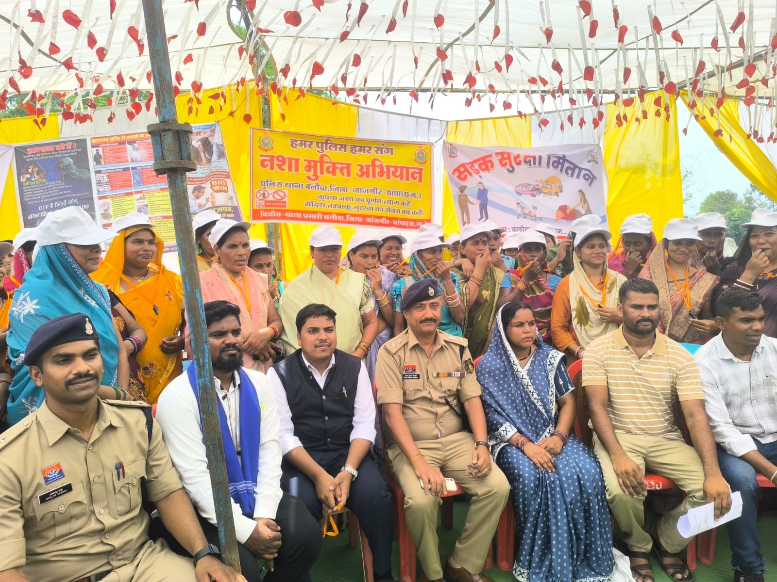 जांजगीर-चांपा पुलिस की अनोखी पहल: करहीडीह में महिला कमांडो टीम का गठन, नशा मुक्ति और साइबर जागरूकता अभियान को मिलेगी नई मजबूती जांजगीर-चांपा पुलिस की अनोखी पहल: करहीडीह में महिला कमांडो टीम का गठन, नशा मुक्ति और साइबर जागरूकता अभियान को मिलेगी नई मजबूती