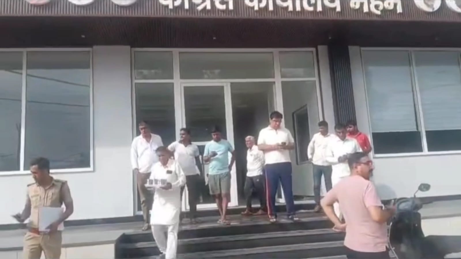 फोटो कैप्शन 20आरटीके3 : महम में घटना स्थल का निरीक्षण करते पुलिस की टीम -----------