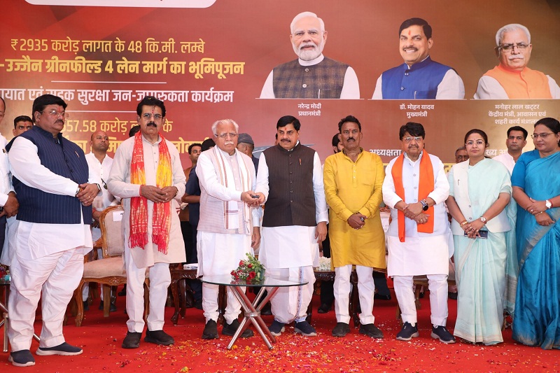 इंदौर में ग्रीनफील्ड परियोजना का भूमि-पूजन करते हुए केन्द्रीय मंत्री मनोहर लाल और मुख्यमंत्री