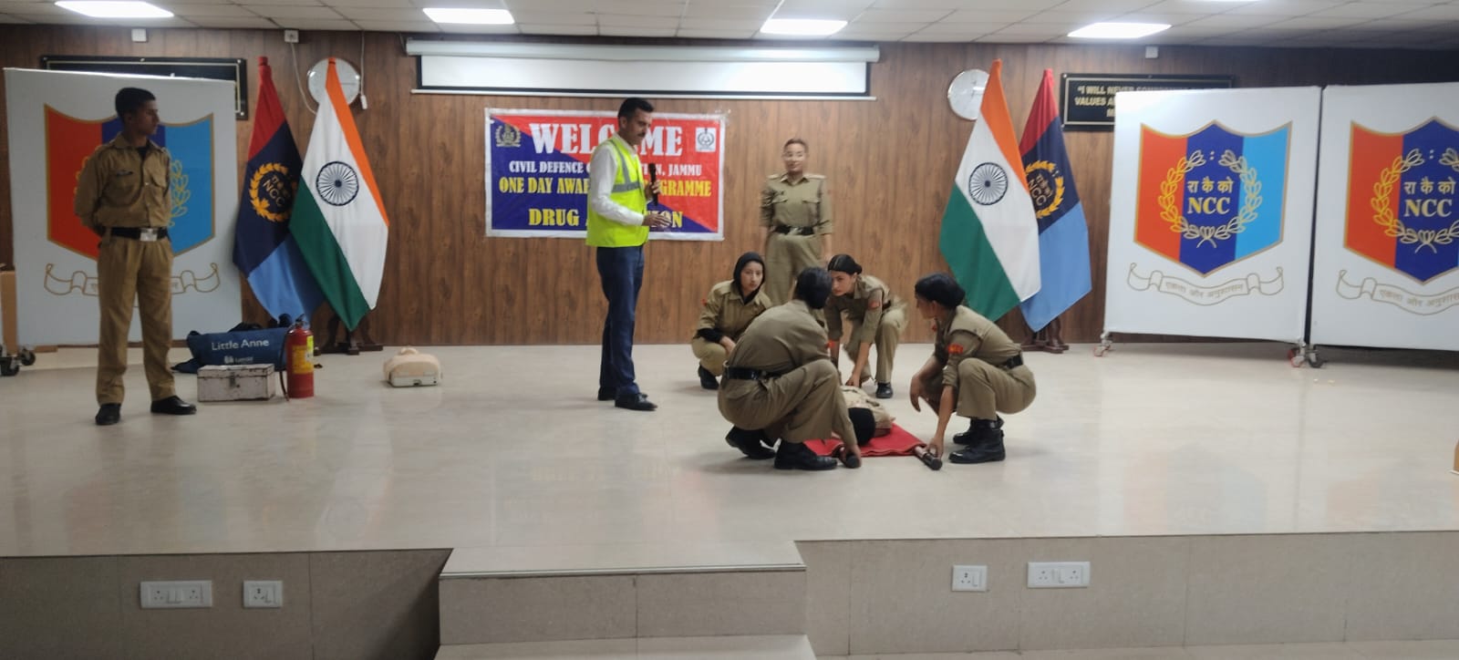 एनसीसी कैडेट्स को आपदा प्रबंधन एवं जीवन रक्षक तकनीकों का प्रशिक्षण एनसीसी कैडेट्स को आपदा प्रबंधन एवं जीवन रक्षक तकनीकों का प्रशिक्षण