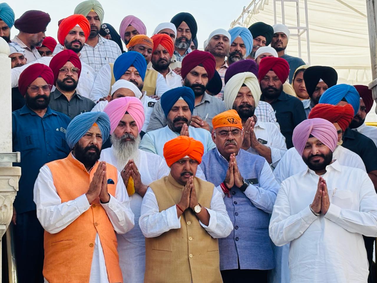 ਦਰਬਾਰ ਸਾਹਿਬ ਨਤਮਸਤਕ ਹੁੰਦੇ ਹੋਏ ਭਾਜਪਾ ਦੇ ਕੌਮੀ ਪ੍ਰਧਾਨ ਨਿਤਿਨ ਨਬੀਨ ਤੇ ਹੋਰ ਸੀਨੀਅਰ ਭਾਜਪਾ ਆਗੂ।