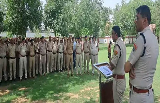 पुलिस अधिकारियों को संबोधित करते डीएसपी।