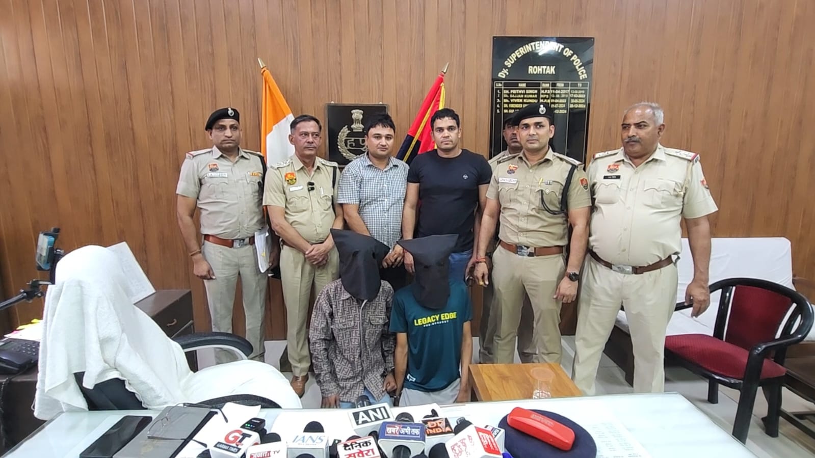 फोटो कैप्शन 20आरटीके2 : युवक की हत्या के मामले में गिरफ्तार किए आरोपियों के साथ पुलिस टीम ----- फोटो कैप्शन 20आरटीके2 : युवक की हत्या के मामले में गिरफ्तार किए आरोपियों के साथ पुलिस टीम -----