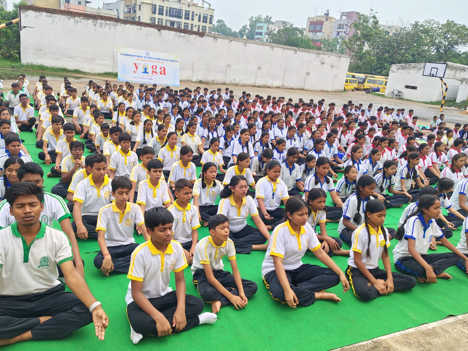 छात्र योग करते छात्र योग करते