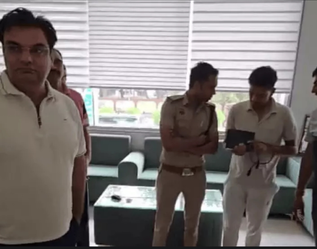 फोटो कैप्शनः 1 कांग्रेस कार्यालय पर हुई फायरिंग के मामले की जांच पड़ताल करती पुलिस टीम। फोटो कैप्शनः 1 कांग्रेस कार्यालय पर हुई फायरिंग के मामले की जांच पड़ताल करती पुलिस टीम।