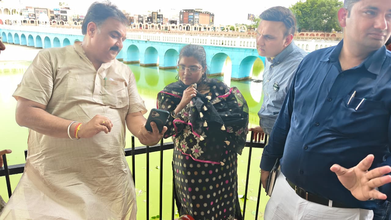 निरीक्षण के दौरान डीसी से बातचीत करते हुए डिप्टी स्पीकर डा. कृष्ण मिड्ढा।