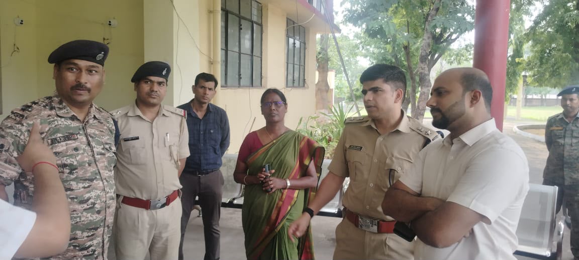 निरीक्षण करते अधिकारी निरीक्षण करते अधिकारी
