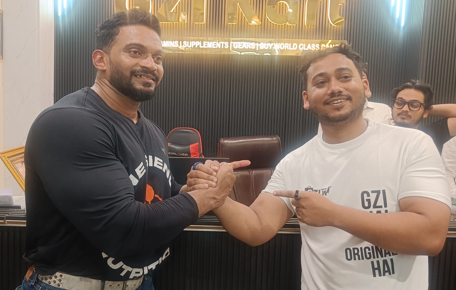 GZIKART के ‘मीट एंड ग्रीट’ में उमड़ा जनसैलाब, युवाओं ने माला पहनाकर किया भव्य स्वागत* गोर GZIKART के ‘मीट एंड ग्रीट’ में उमड़ा जनसैलाब, युवाओं ने माला पहनाकर किया भव्य स्वागत* गोर