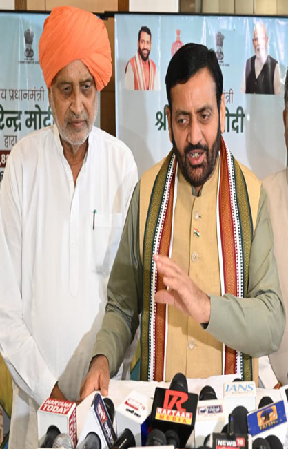 हरियाणा के मुख्यमंत्री नायब सैनी व कृषि मंत्री श्याम सिंह राणा पत्रकाराें से बातचीत करते हुए हरियाणा के मुख्यमंत्री नायब सैनी व कृषि मंत्री श्याम सिंह राणा पत्रकाराें से बातचीत करते हुए