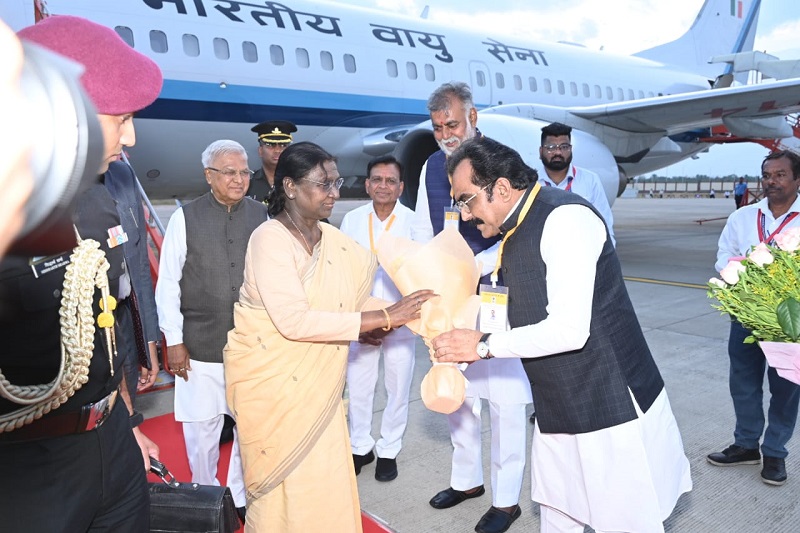 जबलपुर के डुमना विमानतल पर राष्ट्रपति का स्वागत