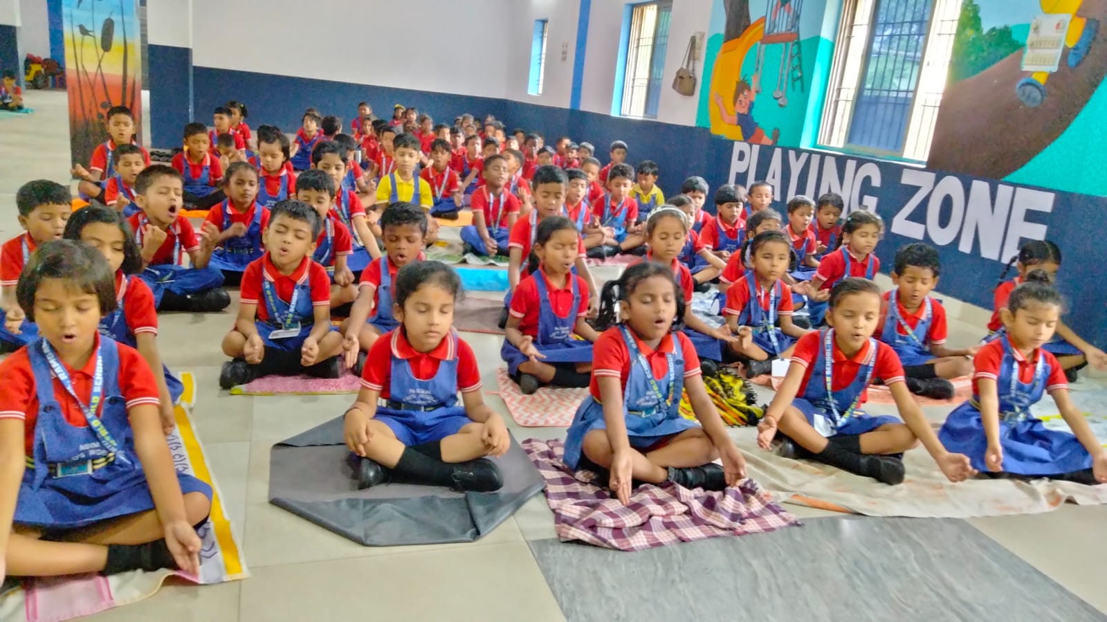 योगासन करते नन्हे बच्चे योगासन करते नन्हे बच्चे