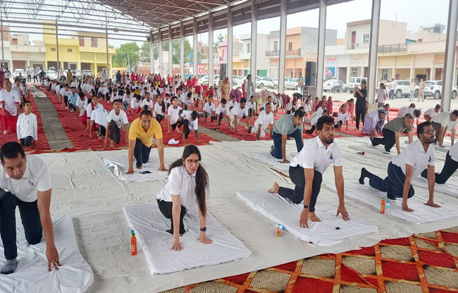सोनीपत: गन्नौर नई अनाज मंडी में योगा करते हुए विधायक देवेंद्र कादियान