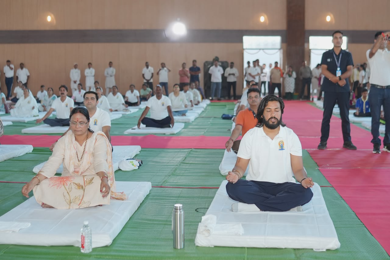 अंतर्राष्ट्रीय योग दिवस पर कोरबा में हुआ विशाल सामूहिक योगाभ्यास, मंत्री गुरु खुशवंत साहेब ने दिया स्वस्थ समाज का संदेश अंतर्राष्ट्रीय योग दिवस पर कोरबा में हुआ विशाल सामूहिक योगाभ्यास, मंत्री गुरु खुशवंत साहेब ने दिया स्वस्थ समाज का संदेश