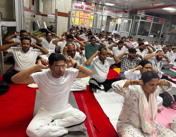 योग करते सिविल अस्पताल के निदेशक डा.जीपी गुप्ता योग करते सिविल अस्पताल के निदेशक डा.जीपी गुप्ता